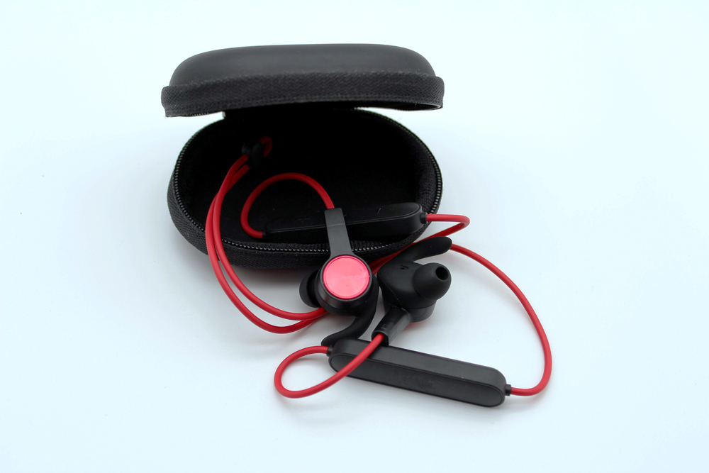 紅色藍牙耳機產(chǎn)品攝影 高清實拍圖的專業(yè)拍攝服務(wù)